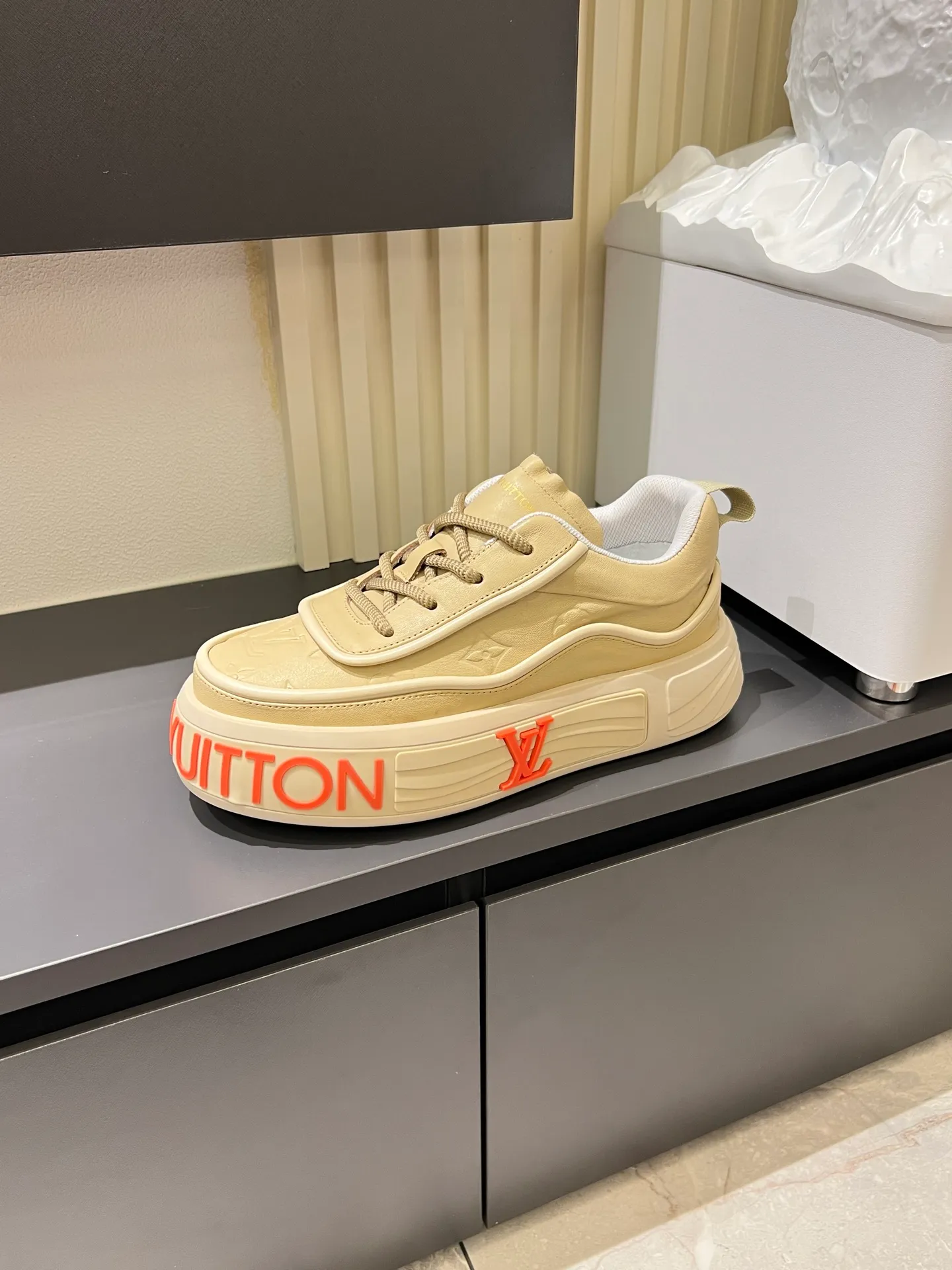 p560 "LOUI* VUITTO*" popular men's casual shoes, genuine development in Italy💯Purchase level quality✔️The upper is made of official website material first-layer cowhide, comfortable and soft sheepskin feet⚡️Fashionable and versatile. The toe last shape is firm and full, and the soles are made from LV original molds and can be freely entered and exited the counter. They are light and comfortable on the foot~purely handmade, details determine the quality! Size:39-44, (38.45 customized)